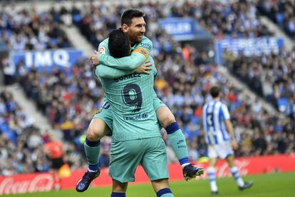 Luis Suárez celebra junto a Messi el segundo gol del Barcelona en Anoeta. 