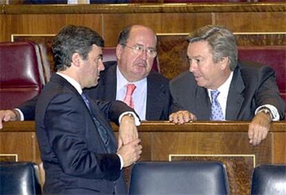 Acebes, charla con De Grandes y Albendea, durante un receso del pleno.