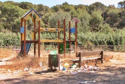 La basura inunda uno de los parques infantiles de la zona