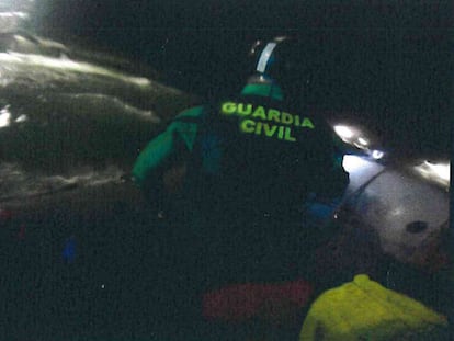 Guardia civil en la lancha contra la que embistió otra manejada por narcotraficantes el pasado día 9 de febrero en Barbarte (Cádiz), en una imagen extraída de un documento del instituto armado.