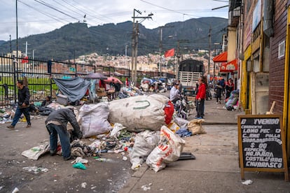 Un hombre busca algo en un bulto de basura, en el barrio San Bernardo.