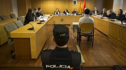 Carlos R. I. acusado de abusar sexualmente de 13 alumnas, en la primera sesión del juicio por abusos en el Colegio Vallmont, en Villanueva del Pardillo.