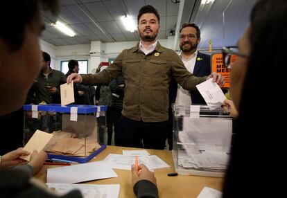 El candidato de ERC al Congreso Gabriel Rufián ejerce su derecho a voto en la escuela Ribatallada de Sabadell (Barcelona).