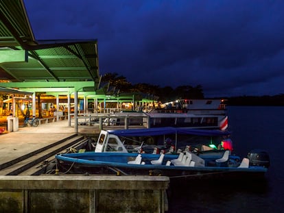 Muelle de Tortuguero, un pueblo de la costa caribeña de Costa Rica accesible solo en barco o avión.