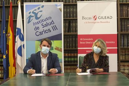 El director general del ISCIII, Cristóbal Belda y María Río, directora de Gilead España, han firmado el convenio de colaboración, con una dotación de un millón de euros, para la convocatoria de las VIII Becas Gilead a la Investigación Biomédica.