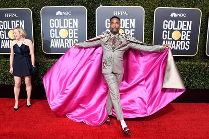 Y entonces llegó él

Billy Porter, nominado por su interpretación en la serie Pose de HBO, fue un espectáculo en la alfombra roja. Hizo una entrada con la que eclipsó a actrices como la también nominada, por El cuento de la criada, Elizabeth Moss, que se mantuvo en segundo plano mientras lo fotografiaban. Porque su minivestido de alta costura no deslumbraba tanto como el conjunto de Porter, un traje gris con capa bordado a mano cuya elaboración costó seis meses, según explicó a The Hollywood Reporter. Lo firmaba el atelier neoyorquino Randi Rahm.