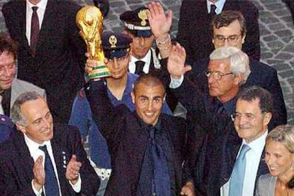 Cannavaro levanta el trofeo en Roma junto al presidente del Gobierno, Romano Prodi (a la derecha); la ministra de Deportes, Giovanna Mellandri, y el seleccionador, Marcello Lippi (detrás).
