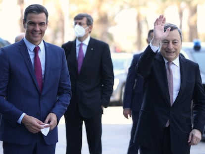 El presidente del Gobierno, Pedro Sánchez, y el primer ministro de Italia, Mario Draghi, en el Círculo de Economía, en Barcelona, el pasado mes de junio.
