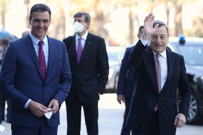 El presidente del Gobierno, Pedro Sánchez, y el primer ministro de Italia, Mario Draghi, en el Círculo de Economía, en Barcelona, el pasado mes de junio.