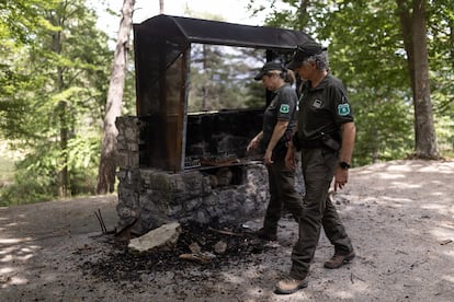 DVD 1118 05/08/22 En la imagen, una pareja de agentes rurales inspeccionan la zona recreativa de barbacoas Plana Rodona.
Patrulllaje con agentes rurales del Bergueda realizando tareas de prevencion de incendios. Cercs, 5 de agosto de 2022 [ALBERT GARCIA]