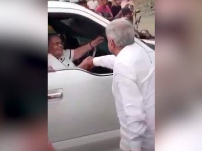 Captura de pantalla del momento donde el Presidente de México Andrés Manuel López Obrador saluda a la madre del narcotraficante Joaquín Guzmán Loera.