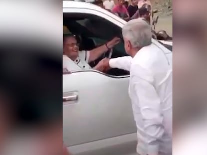 Captura de pantalla del momento donde el Presidente de México Andrés Manuel López Obrador saluda a la madre del narcotraficante Joaquín Guzman Loera.