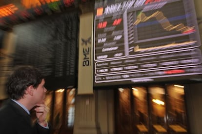 Un inversor sigue atento la evolución de la Bolsa de Madrid