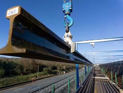 Suministro de carril para vías ferroviarias.