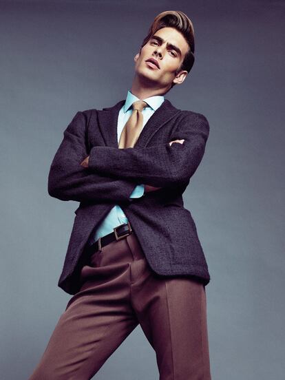 Chaqueta jaspeada de BottegaVeneta, camisa azul y cinturón de piel de Dsquared2, corbata de tela 'camel' de Z de Zegna y pantalón de lana y algodón de Givenchy.