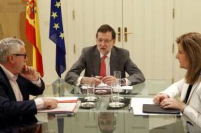 El presidente del Gobierno, Mariano Rajoy (c), acompañado por la Ministra de Empleo, Fátima Bañez (d), durante la reunión que celebró hoy en el Palacio de La Moncloa con la secretaria general de la Confederación Europea de Sindicatos (CES), Bernardette Ségol y los secretarios generales de CCOO y UGT, Ignacio Fernández Toxo (i), y Cándido Méndez.