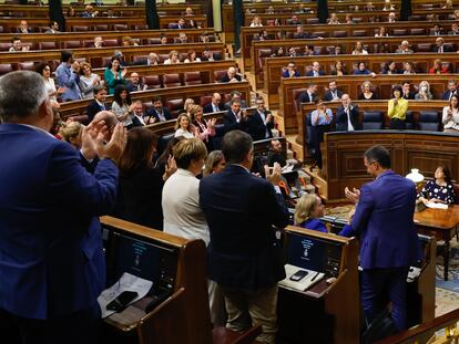 El presidente del Gobierno, Pedro Sánchez (a la derecha) y el resto de la bancada socialista aplauden a la ministra de Economía, Nadia Calviño (segunda por la derecha) durante el pleno celebrado este miércoles en el Congreso de los Diputados.