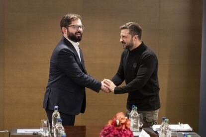 The president of Chile, Gabriel Boric, greets the president of Ukraine, Volodymyr Zelensky, this Saturday during a bilateral meeting at the Peace Summit, in Stansstad near Lucerne (Switzerland). 