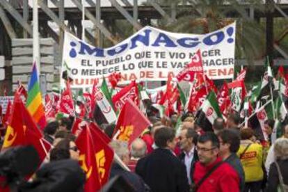 Miles de personas se han manifestado hoy por las calles de Mérida contra el paro y los recortes para impedir que "Extremadura se hunda".