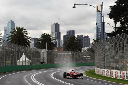 El español Alonso prueba su Ferrari en el circuito Albert Park, en Melbourne.