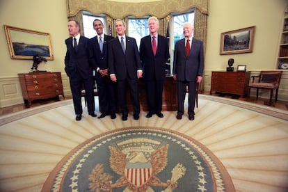 D'esquerra a dreta, George Bush pare, Barack Obama, Bush fill, Bill Clinton i Jimmy Carter al Despatx Oval.