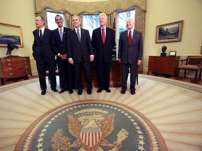 Da esq. para dir.: George Bush pai, Barack Obama, Bush filho, Bill Clinton e Jimmy Carter no Salão Oval.