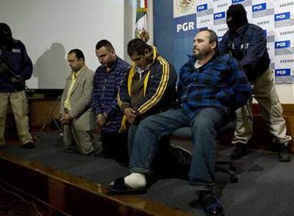 Algunos de los detenidos del cartel mexicano del Pacífico, incluido Jesús Zambada, conocido como <i>El Rey</i> Zambada (sentado, a la derecha).
