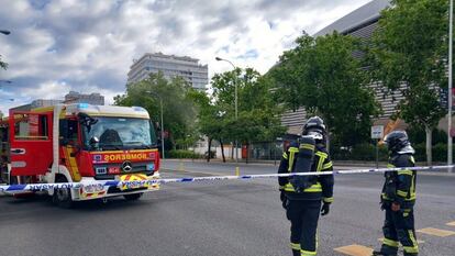 Los bomberos, junto al perímetro de seguridad en La Castellana.