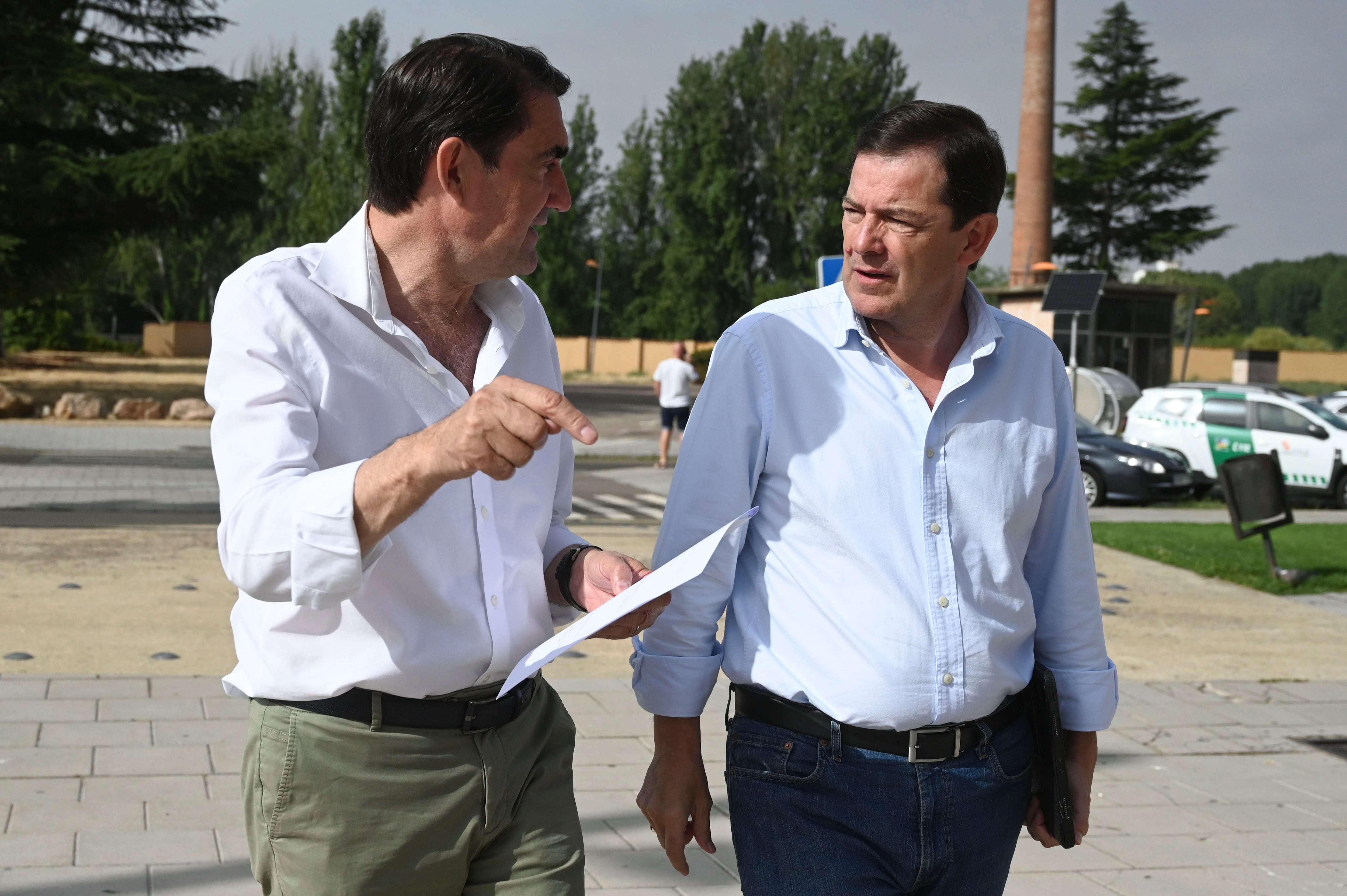 PSOE y PP abren una guerra por la gestión de los incendios que asolan Castilla y León y Galicia