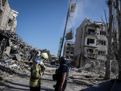 Dos rescatistas junto a un edificio destruido durante el ataque ruso en Pokrovsk, en la región de Donetsk, este martes.