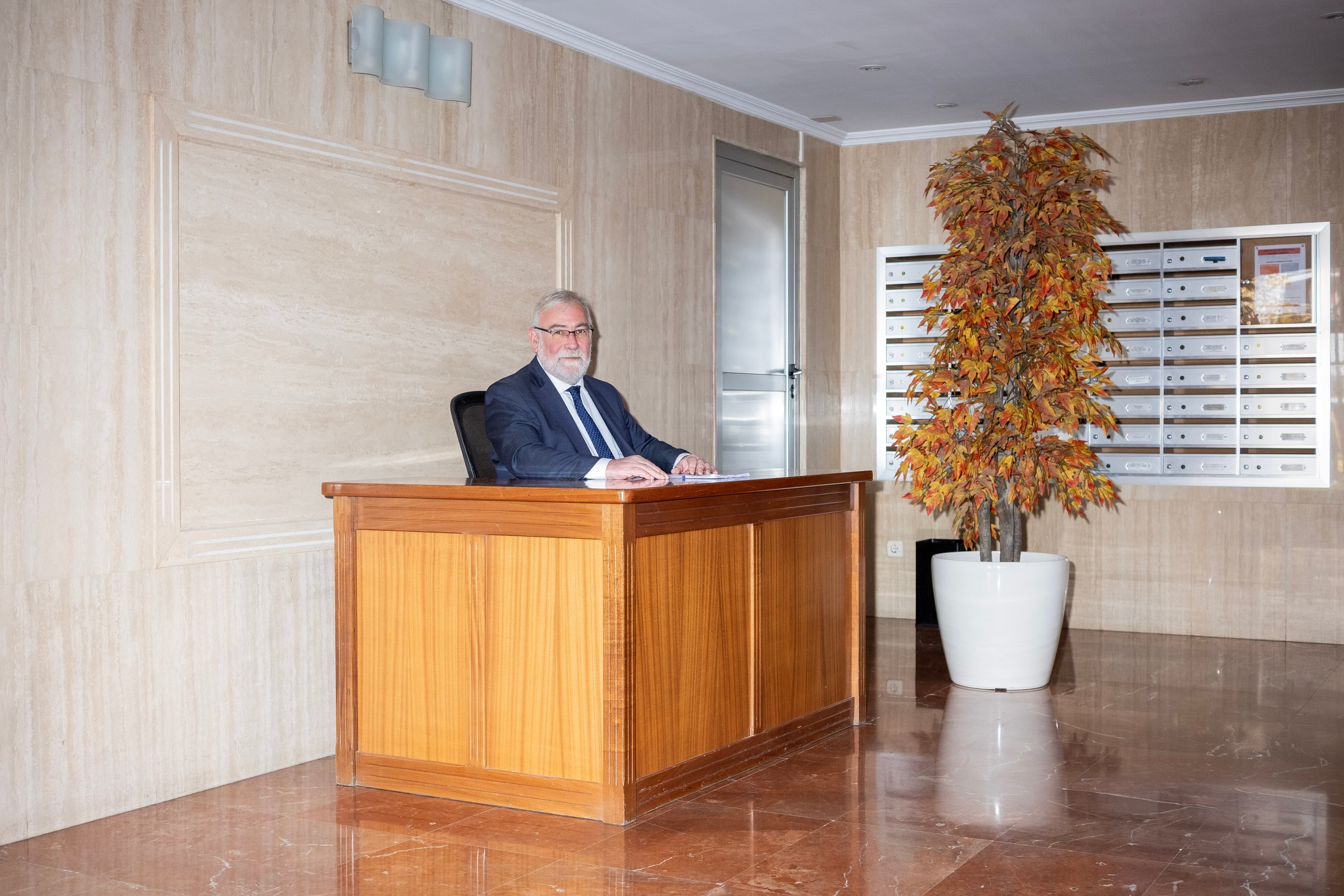 
Eduardo Valero, el conserje del portal 13 junto a la farmacia de Fausto. 
