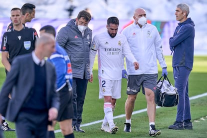 Carvajal se retira lesionado este domingo contra el Valencia.