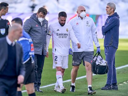 Carvajal se retira lesionado este domingo contra el Valencia.