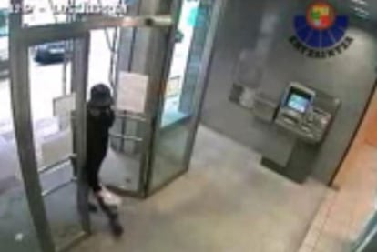 Vídeo de la cámara de seguridad del banco en el que se ve a una persona disfrazada entrar en la entidad.