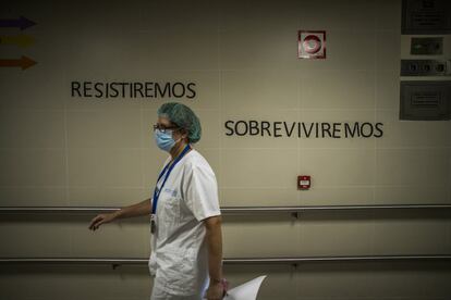 Un mensaje en la pared de uno de los pasillos de La Paz infunde ánimo a todo el equipo de un hospital dedicado casi en su totalidad a pacientes con coronavirus.
