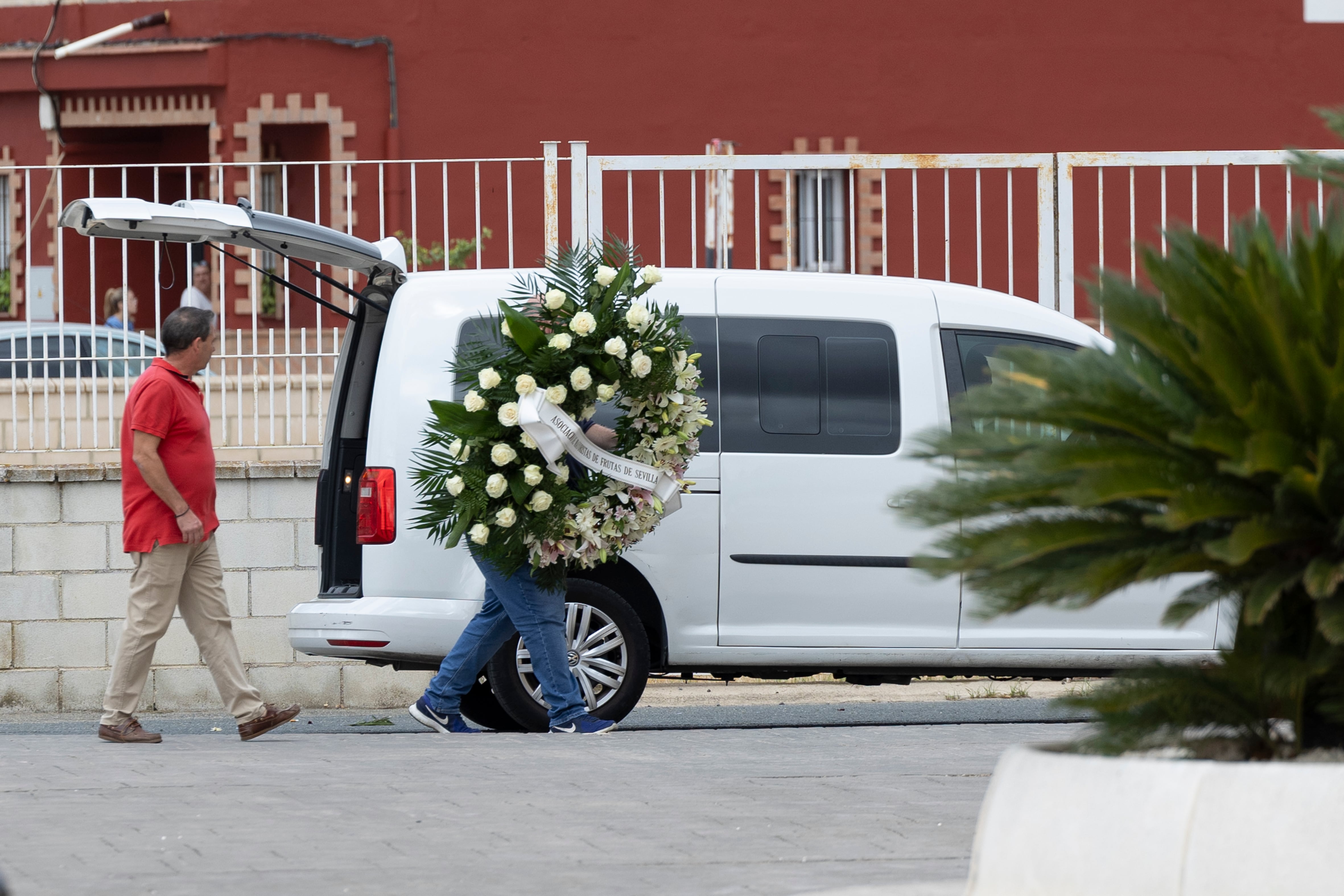 Ayer, una corona de flores para la capilla ardiente que se encontraba en el pabellón municipal. 