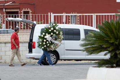 Ayer, una corona de flores para la capilla ardiente que se encontraba en el pabellón municipal.
