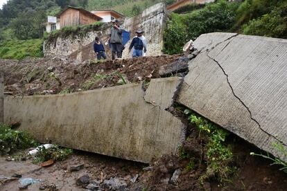 Residentes del municipio de Temazolapa, Veracruz, miran los daños causados por la tormenta Earl.