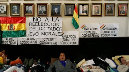 Diputados bolivianos durante una huelga de hambre para pedir l´abrogación del nuevo código penal, en La Paz, el pasado 17 de enero.