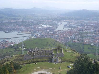 El Polvorín, El Castillo y el Fuerte son los tres complejos militares repartidos en varias alturas del monte Serantes, en Santurce. Las dos primeras son dos edificaciones que se encuentran completamente abandonadas. Sin embargo, El Fuerte, que es la vivienda más grande de las tres, está en proceso de rehabilitación. Es un gran espacio donde vivían los militares que lucharon en las guerras carlistas. El Ayuntamiento de Santurce, que empezó hace cinco meses los trabajos de reconstrución, prevé convertirlo en albergue juvenil.