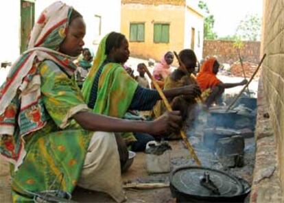 Mujeres sudanesas desplazadas en el campamento de El Genina, en Darfur, preparan la comida.