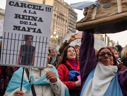 Cartazes contra Cristina Kirchner na manifestação diante do Congresso contra a corrupção, na terça-feira, 21 de agosto.