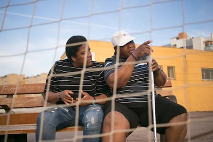 Love y White, una pareja que tuvo que huir de Jamaica y ha pedido asilo en España, observa un entrenamiento de Alma de África en Jerez.