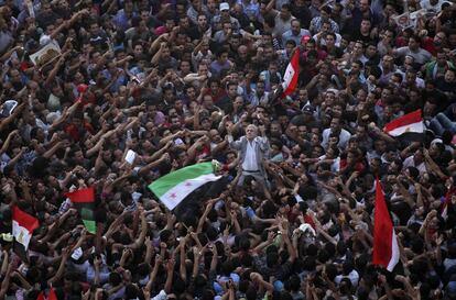 Manifestación en la plaza Tahrir de El Cairo en 2012, en protesta por la condena a cadena perpetua y la no condena a muerte del depuesto presidente, Hosni Mubarak, por la represión durante las manifestaciones.