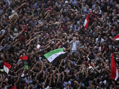 Manifestaci&oacute;n en la plaza Tahrir de El Cairo en 2012, en protesta por la condena a cadena perpetua y la no condena a muerte del depuesto presidente, Hosni Mubarak, por la represi&oacute;n durante las manifestaciones.