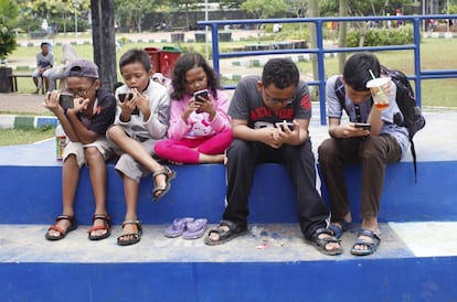 Ni&ntilde;os con sus m&oacute;viles en Oreo Park, Bogor (Isla de Java), en Indonesia. 