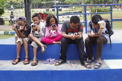 Niños con sus móviles en Oreo Park, Bogor (Isla de Java), en Indonesia.