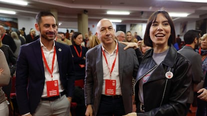 Los candidatos a suceder al secretario general del PSPV-PSOE, Ximo Puig, el secretario general del PSPV-PSOE en la provincia de Valencia, Carlos Fernández Bielsa (i), y Alejandro Soler (c), y la ministra de Ciencia, Diana Morant, durante el Comité Nacional de los socialistas valencianos de este sábado en Valencia.