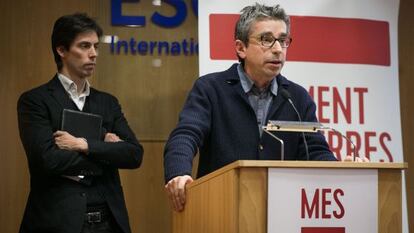 Jordi Martí, impulsor de Moviment d'Esquerres, intervé en l'assemblea inaugural del partit, al costat de Pere Almeda.