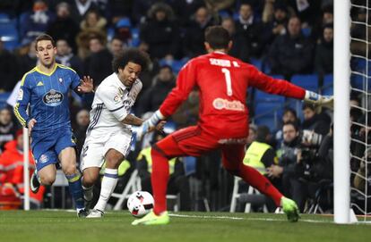 El defensa del Real Madrid Marcelo y el defensa del Celta Hugo Mallo (i), en presencia del guardameta céltico Sergio Álvarez, durante el partido de ida de los cuartos de final de la Copa del Rey que ambos equipos juegan en el estadio Santiago Bernabéu.
